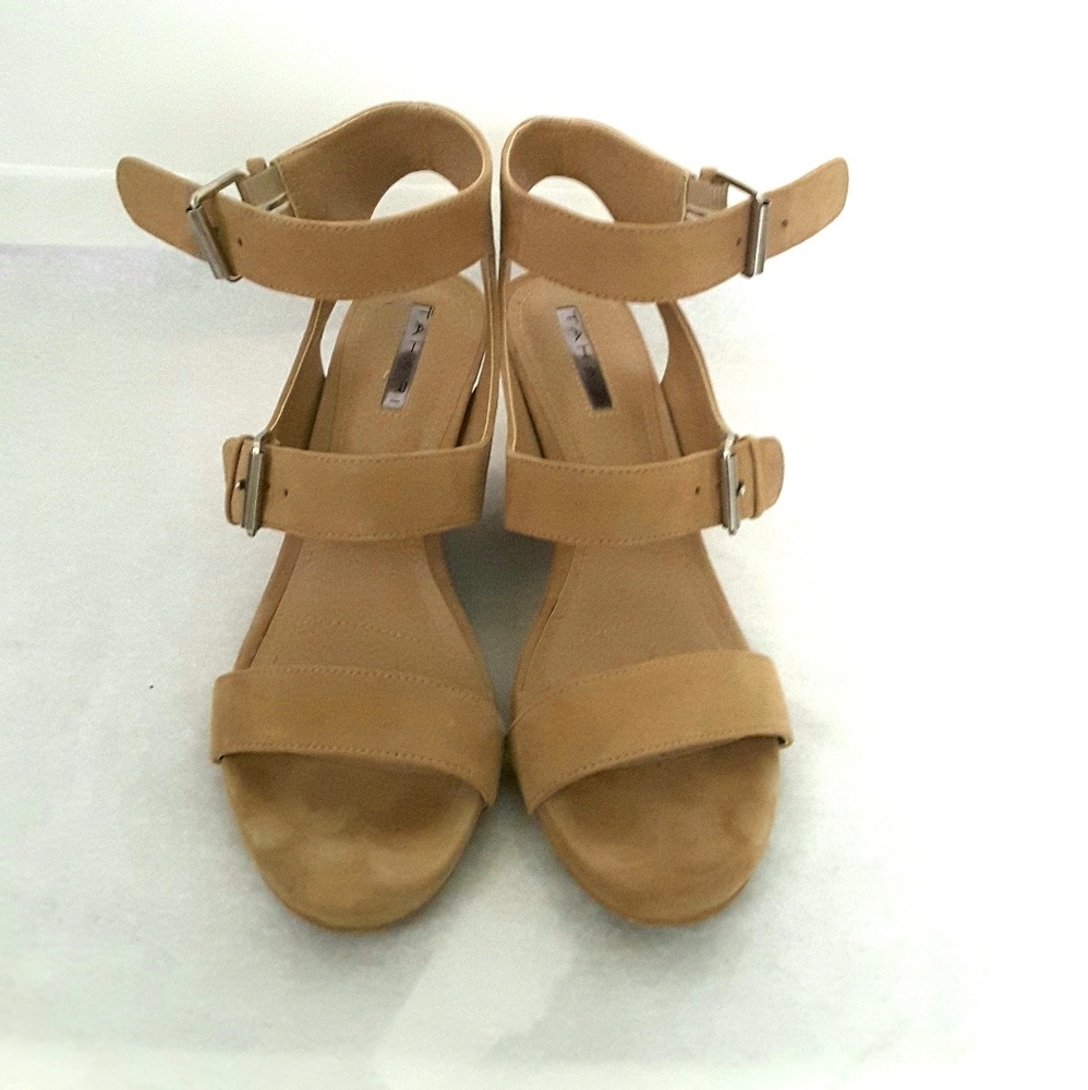 Tahari Fiona tan suede wedges